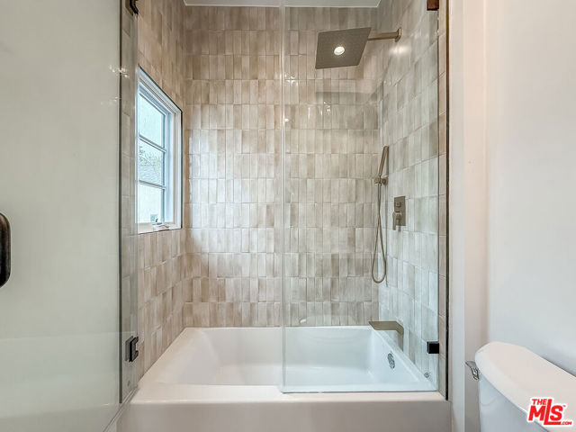 150 N Arnaz Drive, Beverly Hills CA: https://media.crmls.org/mediaz/d1caeaba-d06f-4037-96ab-9f8dc689c587.jpg