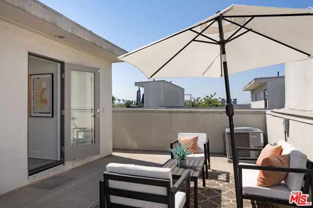 6067 W Studio Court, Los Angeles CA: https://media.crmls.org/mediaz/d1cb061e-bd18-43be-bfed-fb9cc59fc085.jpg