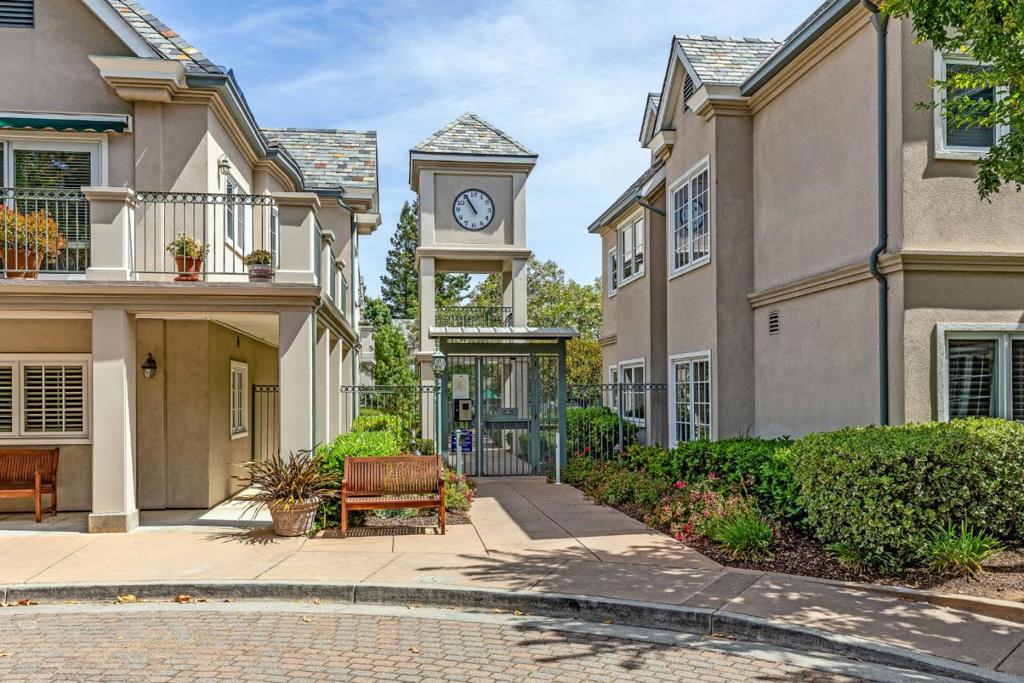 1 W Edith Avenue #C214