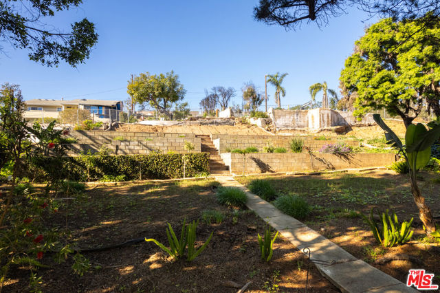 844 Las Lomas Avenue, Pacific Palisades CA: https://media.crmls.org/mediaz/d1cb55a2-8284-4cc8-9ef2-864e086ad72a.jpg