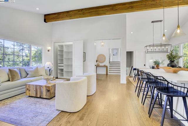 382 Castello Rd, Lafayette CA: https://media.crmls.org/mediaz/d1cb5af0-94a2-47a1-9767-6f84942a8a6f.jpg