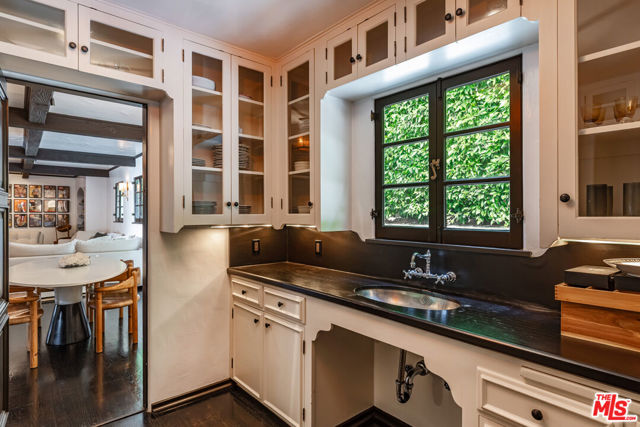 820 N Roxbury Drive, Beverly Hills CA: https://media.crmls.org/mediaz/d1cb6d2e-04e0-4415-82f7-2a70d0a837a6.jpg