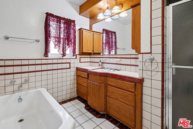 1314 Palms Boulevard, Venice CA: https://media.crmls.org/mediaz/d1cb7f36-47a7-4546-9aff-155925cf15dd.jpg