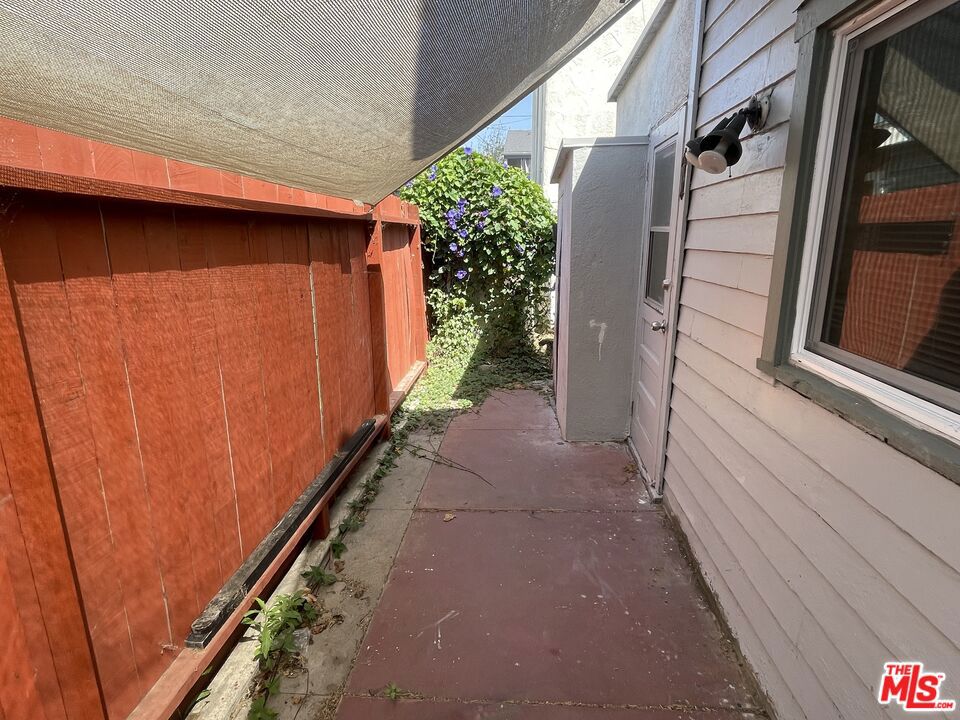 https://media.crmls.org/mediaz/d1cbffb9-1c4c-49e5-a018-2c81d66c0e23.jpg?preset=X-Large