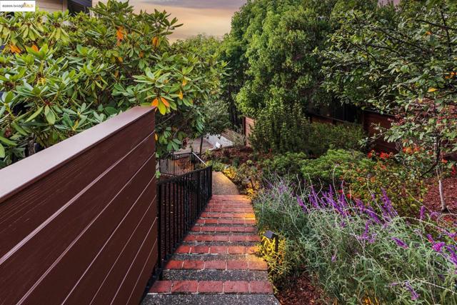 17032 Broadway Ter, Oakland CA: https://media.crmls.org/mediaz/d1cc3652-c8ff-434b-b01d-7a7e24659354.jpg