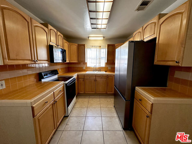 4337 Prospect Avenue, Los Angeles CA: https://media.crmls.org/mediaz/d1ccbaeb-5f47-4832-8f44-2b8034896b6a.jpg