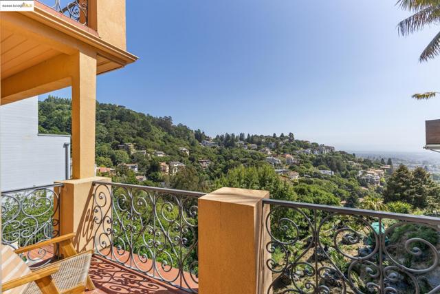 530 Gravatt Dr, Berkeley CA: https://media.crmls.org/mediaz/d1cce345-c5b0-4d6c-b20f-2e2f3f2847ab.jpg