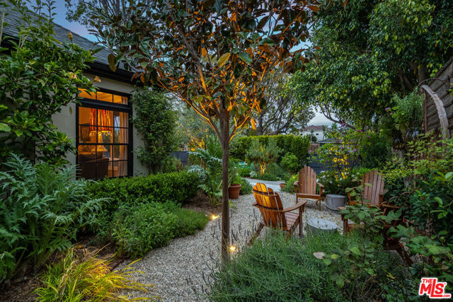 13109 Valley Vista Boulevard, Studio City CA: https://media.crmls.org/mediaz/d1cd096c-8b57-455e-807b-a7722e51ed6f.jpg