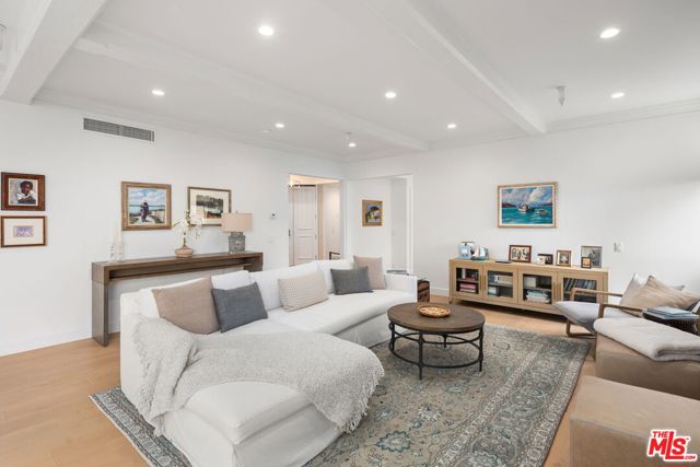 300 N Swall Drive, Beverly Hills CA: https://media.crmls.org/mediaz/d1cd355a-1278-4da0-b605-e20b30d36d24.jpg