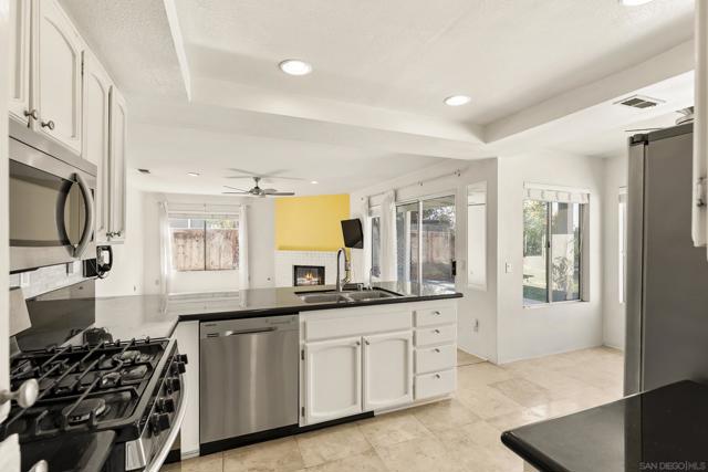 2332 Back Nine St, Oceanside CA: https://media.crmls.org/mediaz/d1ce6377-6e90-43f1-b914-e1ab77521e06.jpg