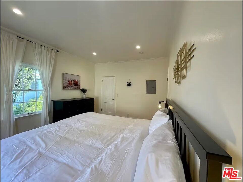 https://media.crmls.org/mediaz/d1cf7c5f-d1e0-4413-96c7-2762561001ae.jpg?preset=X-Large