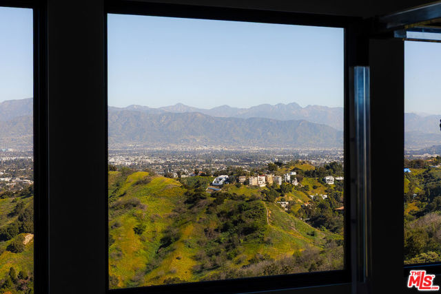 13331 Mulholland Drive, Beverly Hills CA: https://media.crmls.org/mediaz/d1d0d12c-bb05-43ed-802e-8a59984e29de.jpg