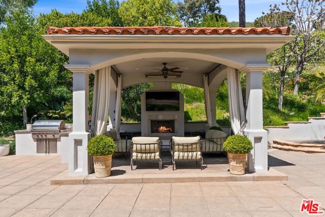 23593 Park South Street, Calabasas CA: https://media.crmls.org/mediaz/d1d149f4-4018-4f29-b8ad-4c77f38b47a1.jpg