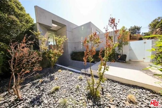 2183 Sunset Plaza Drive, Los Angeles CA: https://media.crmls.org/mediaz/d1d2bb90-aabf-493b-9172-5a36b59a0586.jpg