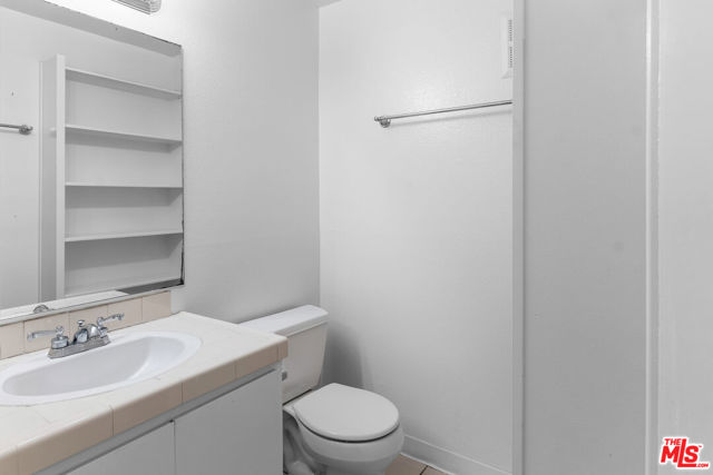 4660 Coldwater Canyon Avenue, Studio City CA: https://media.crmls.org/mediaz/d1d39f9b-f0cd-47c0-860a-56c8aad4df8c.jpg