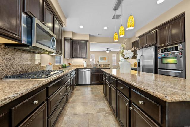 32113 Sycamore Ct, Temecula CA: https://media.crmls.org/mediaz/d1d3ba69-7328-4b6d-9938-26d7ca441e1e.jpg