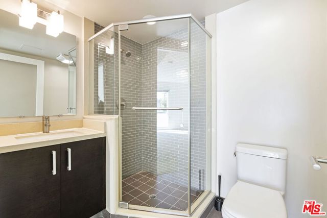 11715 Goshen Avenue, Los Angeles CA: https://media.crmls.org/mediaz/d1d4e8e8-feba-4cfe-a2de-d910791e89db.jpg