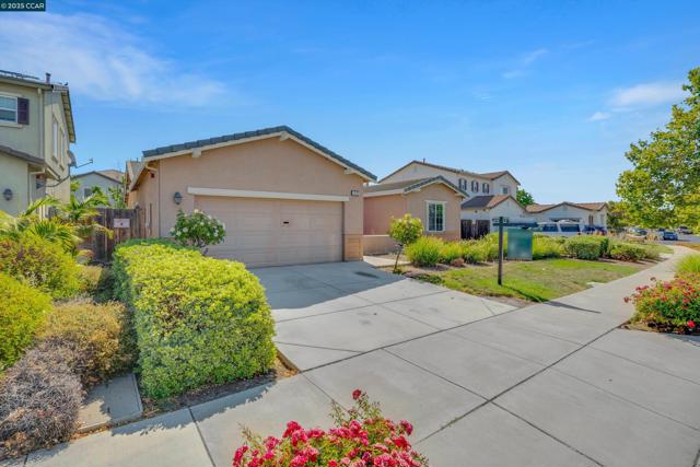 1030 Clear Lake Dr, Oakley CA: https://media.crmls.org/mediaz/d1d5f7d4-d920-40c3-bc36-d61a9fe4ed15.jpg