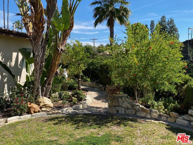 16840 Oak View Drive, Encino CA: https://media.crmls.org/mediaz/d1d665da-d333-4771-9e17-e61da0060c1c.jpg