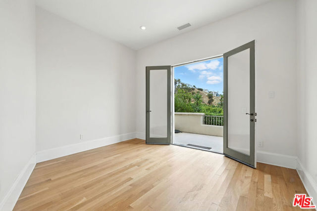 1675 Woods Drive, Los Angeles CA: https://media.crmls.org/mediaz/d1d77101-cf79-4ed9-b558-beaf28d9bf97.jpg
