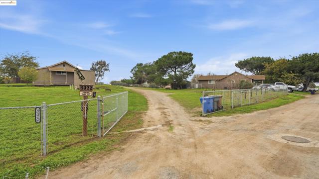 5372 Tule Tree Ln, Oakley CA: https://media.crmls.org/mediaz/d1d7a38b-bdda-4d20-858e-17399abb39b5.jpg