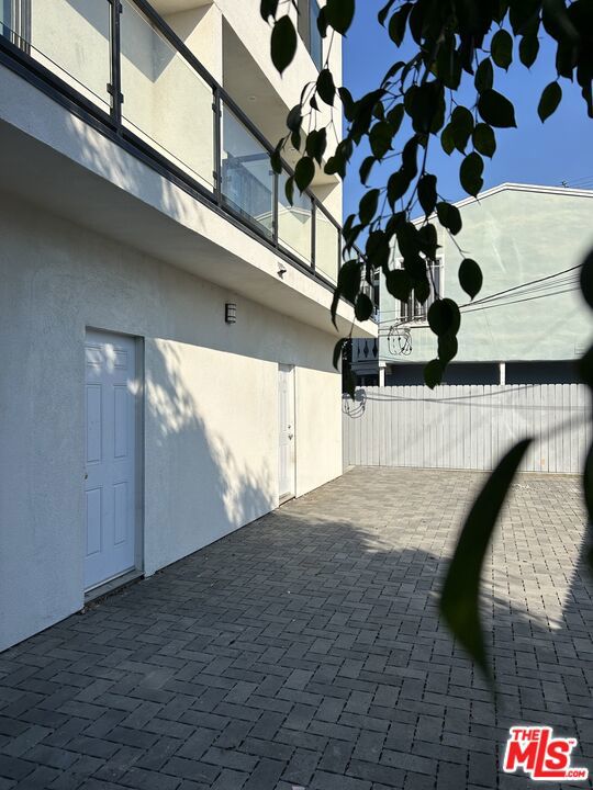 2112 S Highland Avenue, Los Angeles CA: https://media.crmls.org/mediaz/d1d7fa83-104b-4495-b576-c839cab81c1a.jpg