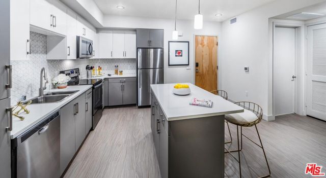 950 E 3rd Street, Los Angeles CA: https://media.crmls.org/mediaz/d1d8ed1e-8218-4b75-a024-e8287e015637.jpg