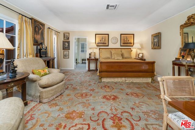 434 S Muirfield Road, Los Angeles CA: https://media.crmls.org/mediaz/d1d9ef29-3d9f-43cf-be97-41039a5290ad.jpg