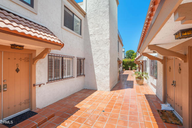 1850 Midvale Avenue, Los Angeles CA: https://media.crmls.org/mediaz/d1da0683-0352-4640-862b-d9cf0168d933.jpg