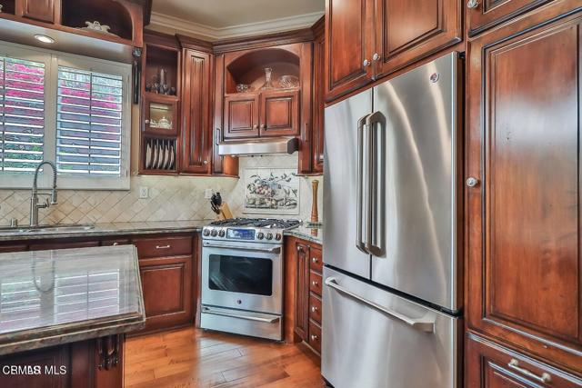 Detail Gallery Image 11 of 27 For 963 Corte Augusta, Camarillo,  CA 93010 - 4 Beds | 2/1 Baths