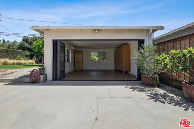 8150 Kenyon Avenue, Los Angeles CA: https://media.crmls.org/mediaz/d1da8a1e-3e72-42b4-a4e5-a56bd0177572.jpg