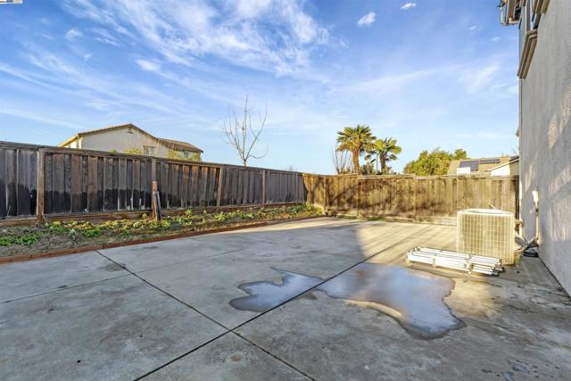 501 Carnaby Rd, Lathrop CA: https://media.crmls.org/mediaz/d1dbc610-7767-47f1-bda4-9444c79d8684.jpg