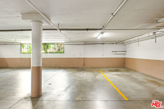 5215 Balboa Boulevard, Encino CA: https://media.crmls.org/mediaz/d1dc7e25-9e3b-4f19-b073-934ac6b8d1cd.jpg