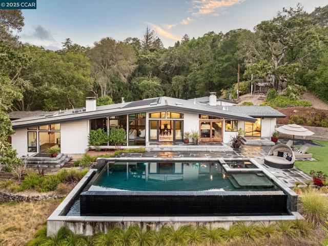 8 Oak Arbor Rd, Orinda CA: https://media.crmls.org/mediaz/d1dcf65f-d298-49f0-84f6-de276f0ea828.jpg