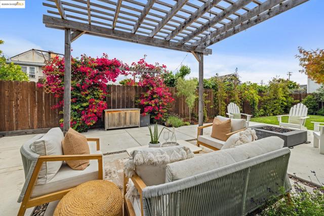 617 59th St, Oakland CA: https://media.crmls.org/mediaz/d1dd517f-0639-41c7-b769-22b3871b0f68.jpg