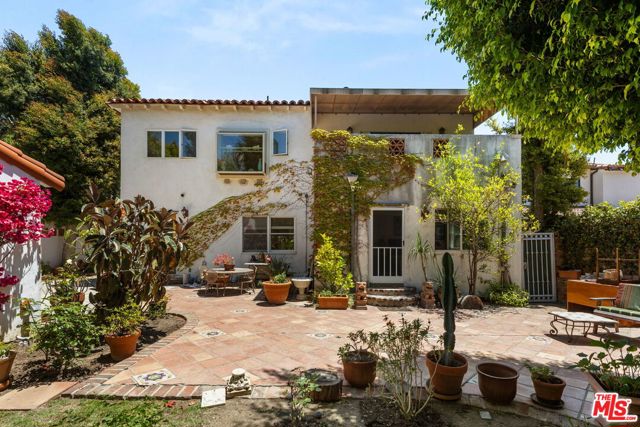 821 Malcolm Avenue, Los Angeles CA: https://media.crmls.org/mediaz/d1ddd402-cafe-4cf3-bb71-98f12d25809a.jpg