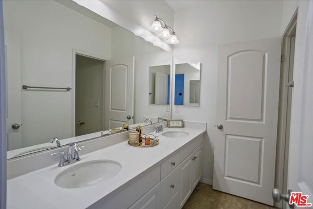27336 Ellery Place, Santa Clarita CA: https://media.crmls.org/mediaz/d1de033a-7cab-4fcc-99b4-d7b8ed5adc4e.jpg