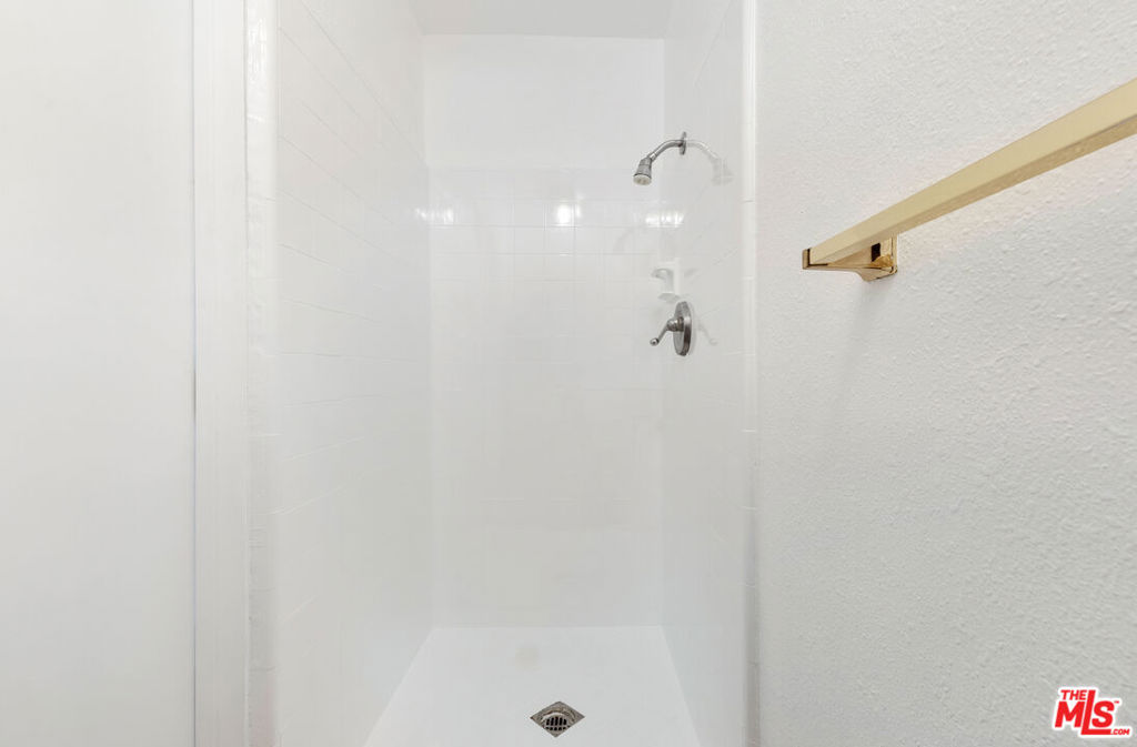 https://media.crmls.org/mediaz/d1de0d3e-c8eb-4591-8b9c-0820751f442c.jpg?preset=X-Large