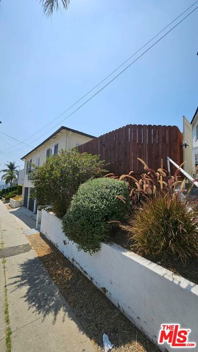 2615 W Edgehill, Los Angeles CA: https://media.crmls.org/mediaz/d1de2fd2-5709-4cd6-a486-38fcee4c9582.jpg