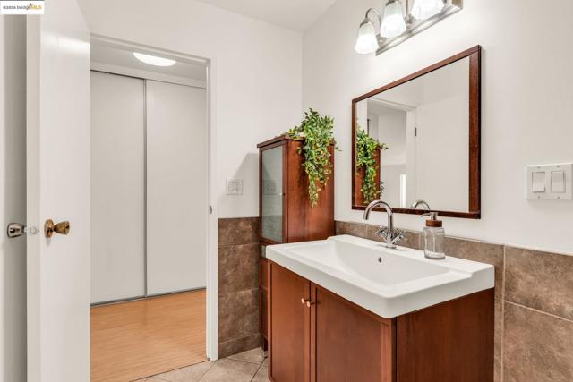 288 Whitmore St, Oakland CA: https://media.crmls.org/mediaz/d1defad7-f043-4585-8003-51c0a53e965a.jpg