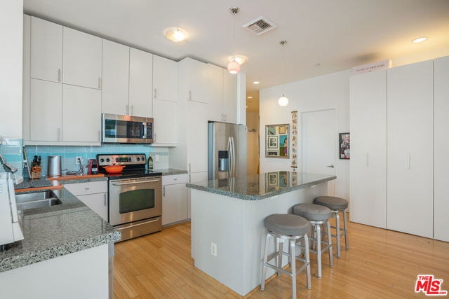 3810 Wilshire Boulevard, Los Angeles CA: https://media.crmls.org/mediaz/d1e027f3-6228-4286-9fbe-a14f42a600f8.jpg