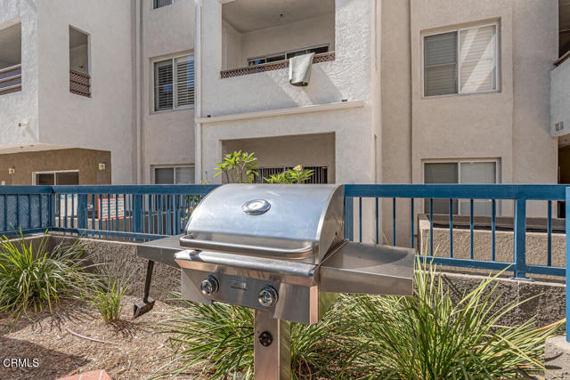 300 N El Molino Avenue, Pasadena CA: https://media.crmls.org/mediaz/d1e048aa-908a-4b16-8c12-9524bba460c5.jpg