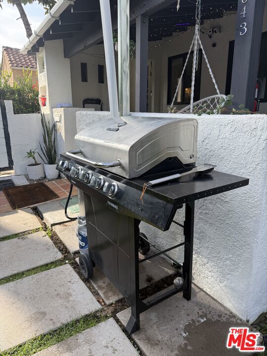 643 N Vista St, Los Angeles CA: https://media.crmls.org/mediaz/d1e190fe-a341-4e5b-9af9-38fc941b967e.jpg