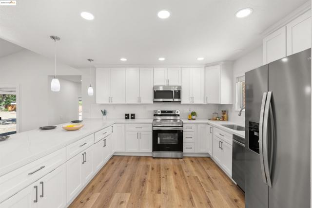 3393 Gateway Rd, Bethel Island CA: https://media.crmls.org/mediaz/d1e2925c-7f0b-4c91-b09e-c1d18601563c.jpg