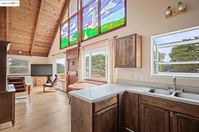1400 Audubon AVE, Montara CA: https://media.crmls.org/mediaz/d1e33d10-be76-4f9f-accd-b1dddcdf8595.jpg