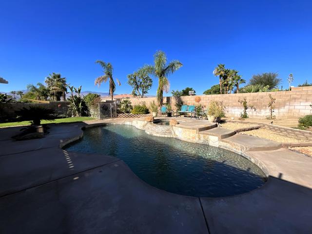 43541 Parkway Esplanade E, La Quinta CA: https://media.crmls.org/mediaz/d1e3f428-8bf5-4638-b651-f8524eb04681.jpg