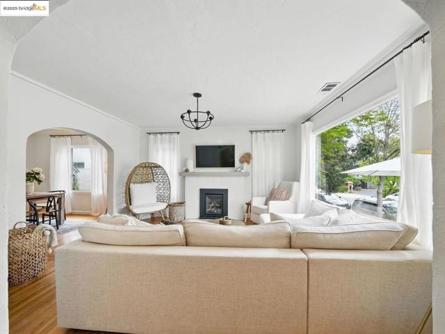 3712 Maple AVE, Oakland CA: https://media.crmls.org/mediaz/d1e45fed-7454-4521-aa8a-e869ba9d9a5f.jpg