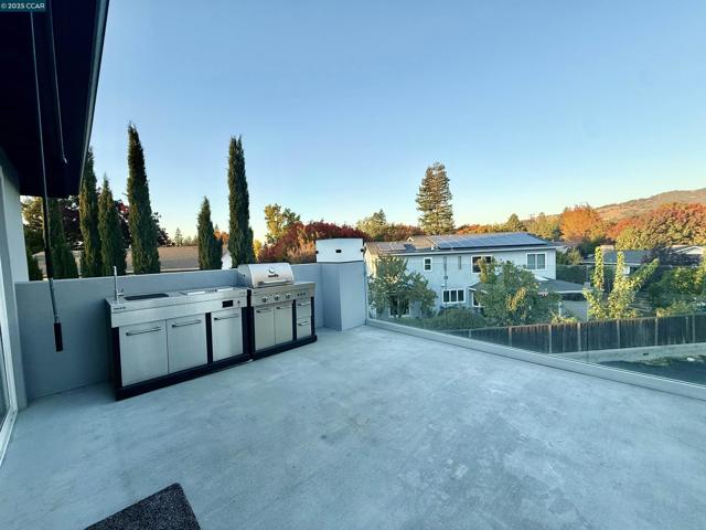 3318 Ellesmere Court, Walnut Creek CA: https://media.crmls.org/mediaz/d1e56fe8-41bf-4e49-a4e1-dae456005b61.jpg