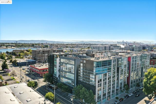 311 Oak St, Oakland CA: https://media.crmls.org/mediaz/d1e695b1-58bd-44af-98b0-25dcef60821d.jpg