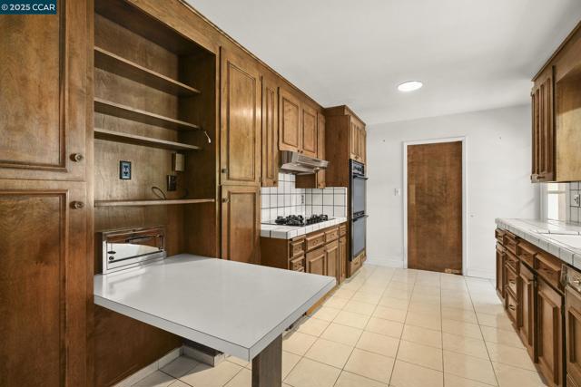 305 Overhill Rd, Orinda CA: https://media.crmls.org/mediaz/d1e73a68-b51e-437f-b528-8960be713707.jpg